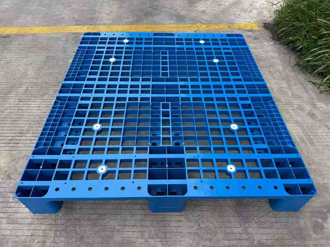 云南昆明川字网格托盘高位货架专用，卡板厂家直销(图2)