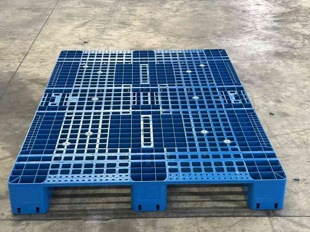云南昆明1210网格川字塑料托盘（货架专用）厂家直销(图1)